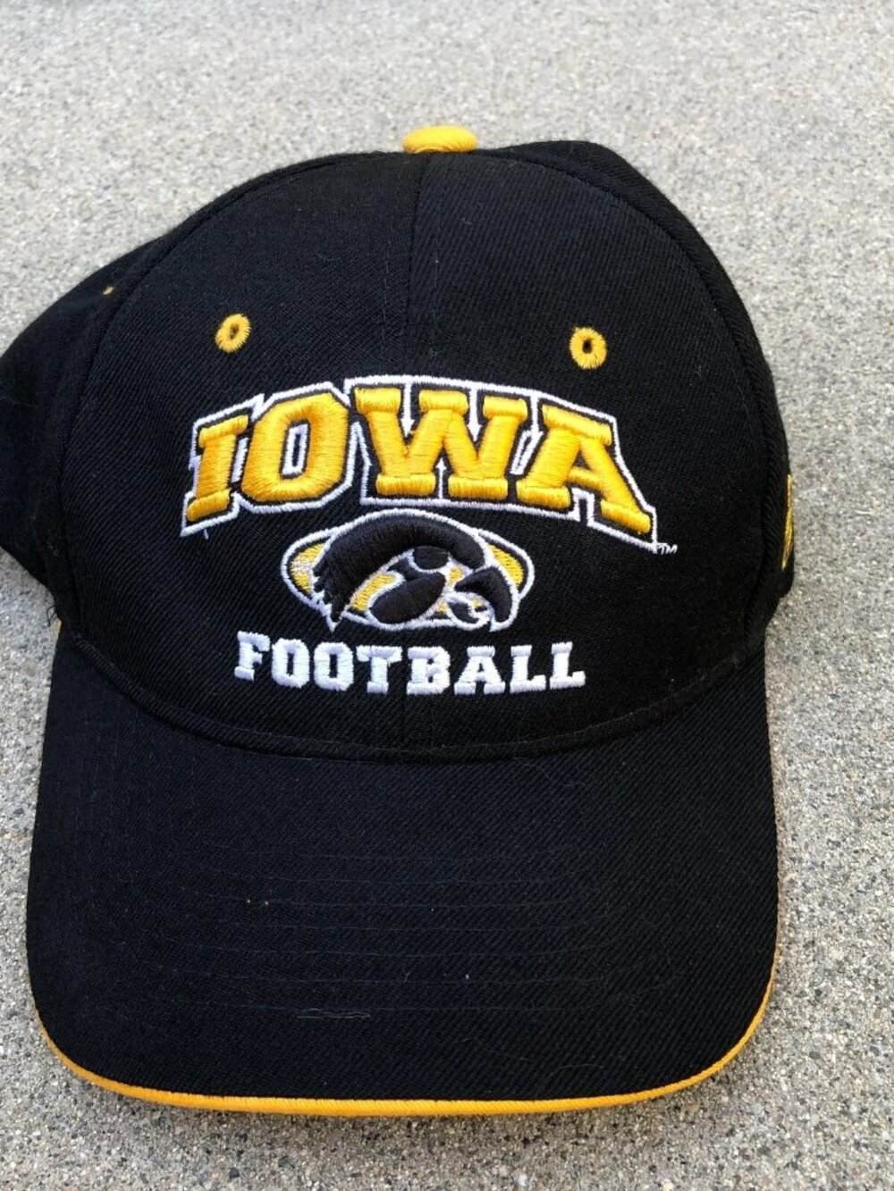 Vintage ZEPHYR IOWA Hawkeyes Football Hat Men's Black Embroidered Cap